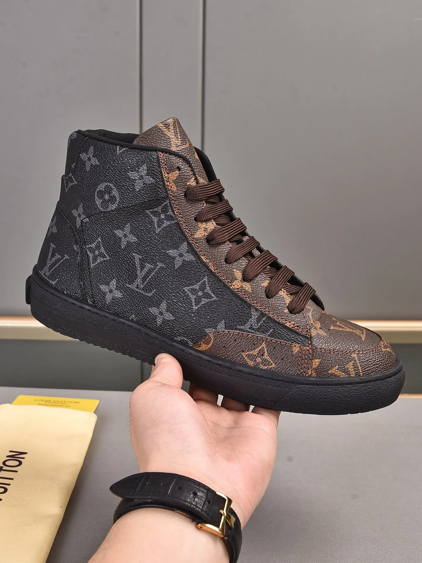 💰💰💰P440 [Latest LV high-top model] New casual Korean-style men's shoes, new autumn and winter design, perfect workmanship, cabinet quality, upper PVC material, breathable mesh lining; soft and comfortable, original rubber outsole super light Wear-resistant, simple, versatile fashion men's shoes, bright colors Two colors available Size 38--44 (45 46 customized)